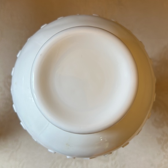 Fenton milk glass SilverCrest Spanish Lace with ruffled edge vase - Picture 5 of 11